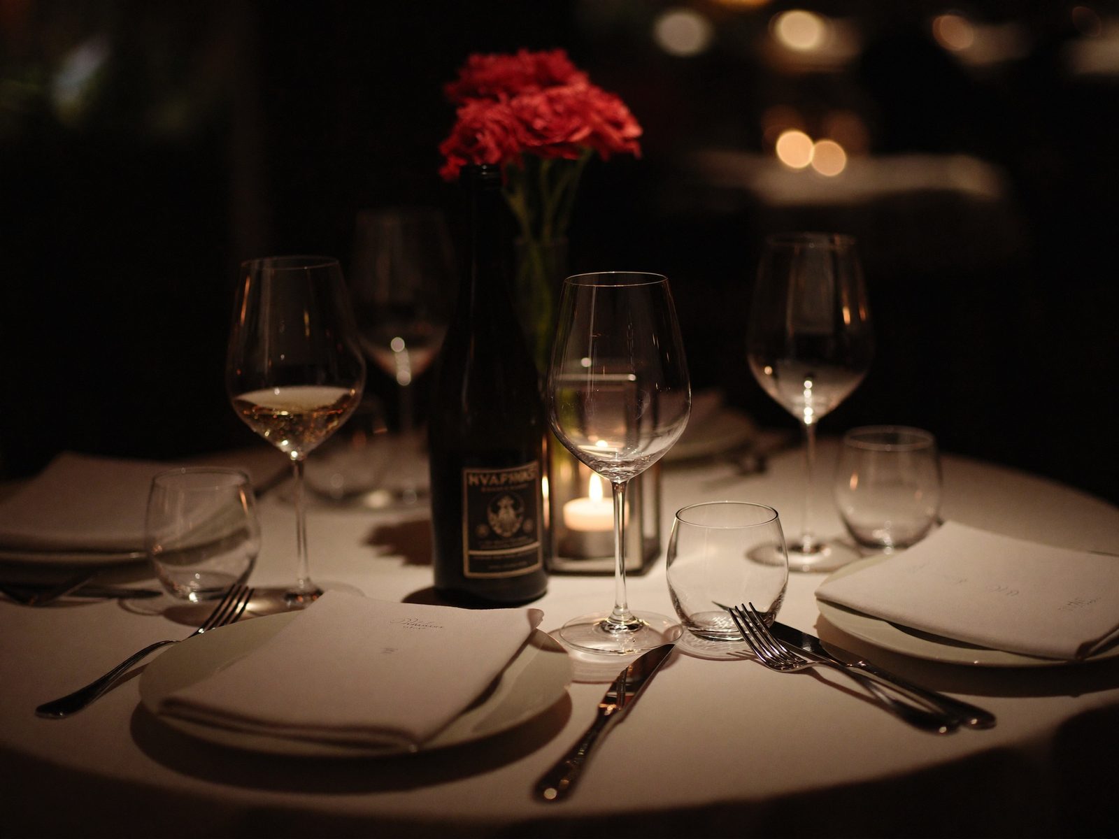 Gedeckter Tisch mit Weinglas und Kerze