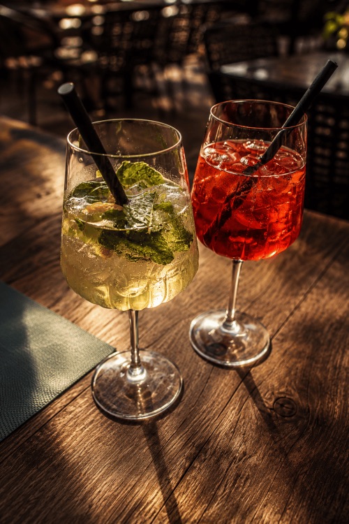 Zwei Aperitivi im Glas auf einem Holztisch