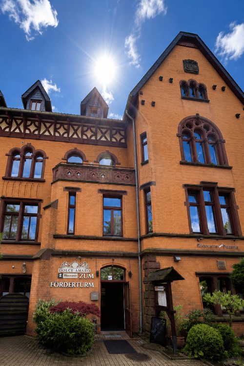 Das Restaurantgebäude Zum Förderturm mit Schild über dem Eingang