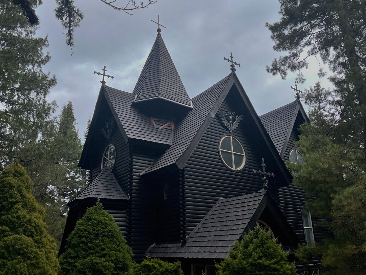 Holzkirche im norwegischen Stabkirchenstil zwischen Fichten
