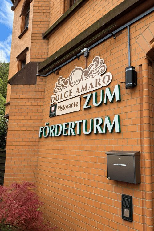 Schriftzug Dolce Amaro Zum Förderturm an der Hauswand