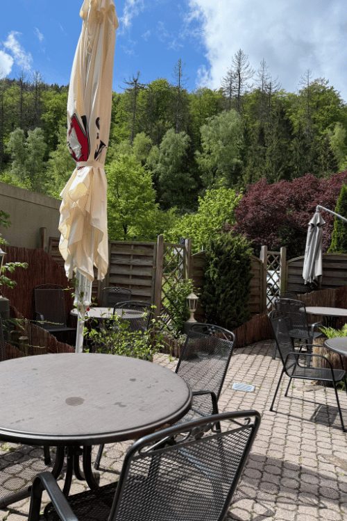 Terrasse mit Sonnenschirm und Ausblick