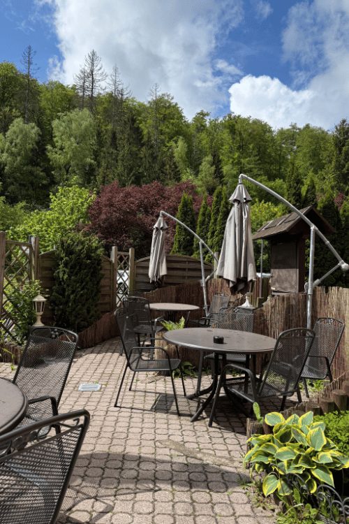 Terrasse mit Tischen und Schirmen